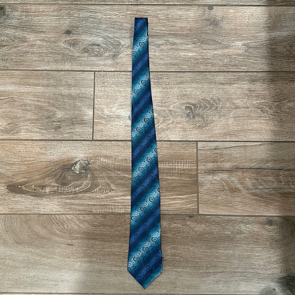 Paisley tie in excellent condition